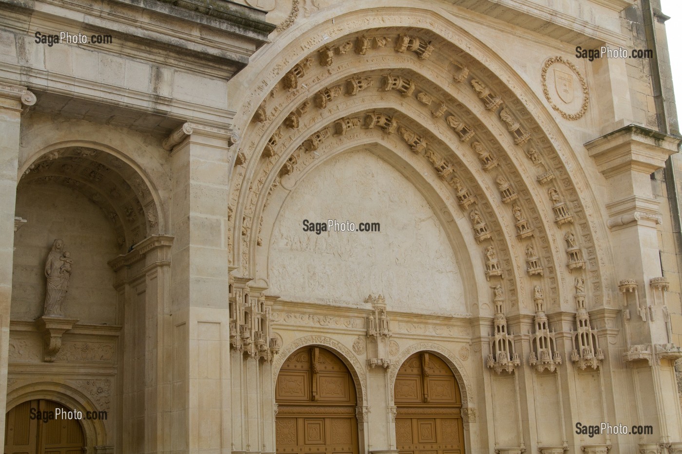 PORTES DE LA COLLEGIALE NOTRE DAME ET SAINT LOUP, MONTEREAU FAULT YONNE, SEINE-ET-MARNE (77), ILE-DE-FRANCE, FRANCE 