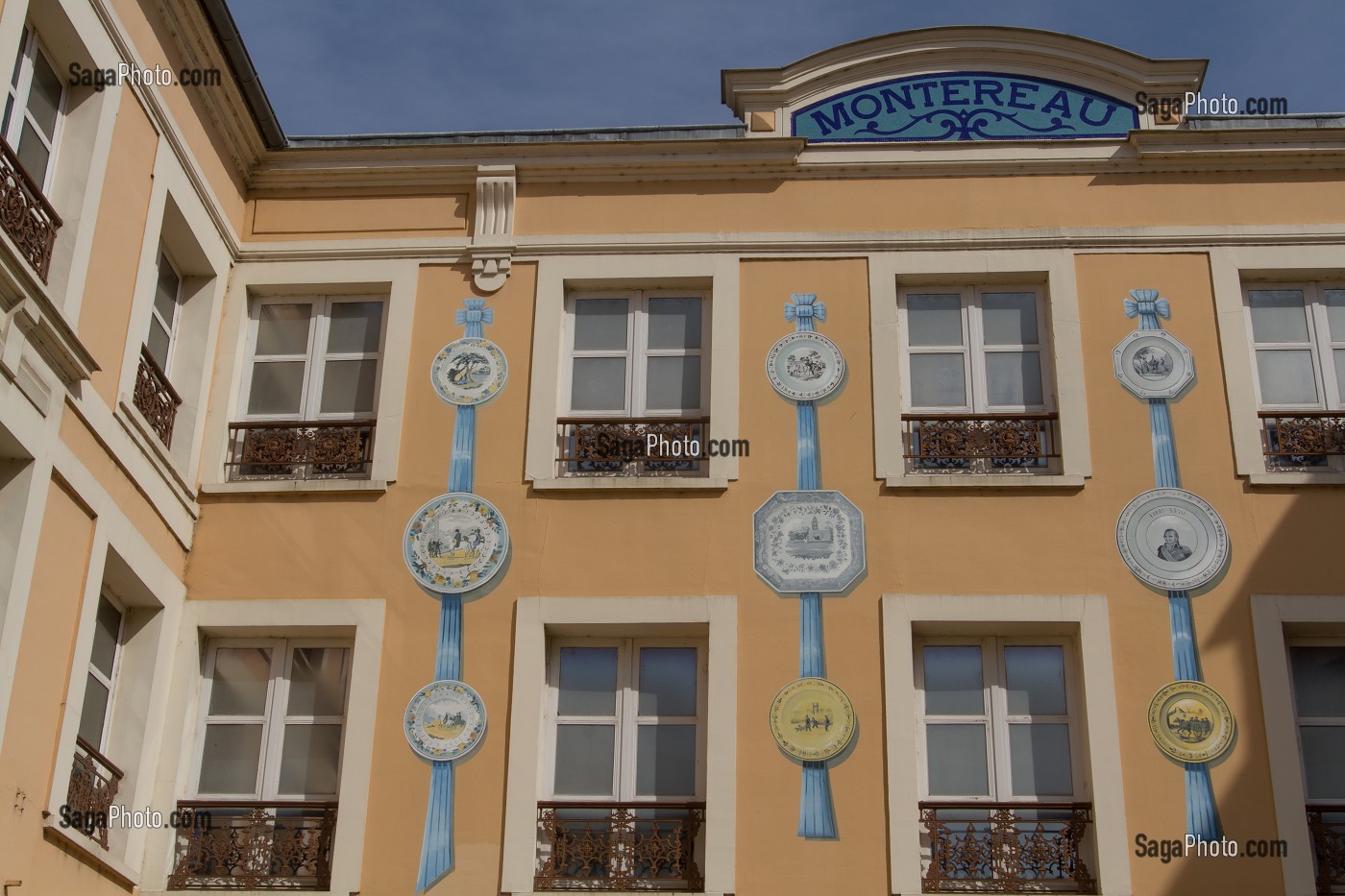 LE MUSEE DE LA FAIENCE EXPOSE UNE COLLECTION DE 400 PIECES COUVRANT DEUX SIECLES DE PRODUCTION DE LA FAIENCE DE MONTEREAU FAULT YONNE, SEINE-ET-MARNE (77), ILE-DE-FRANCE, FRANCE 
