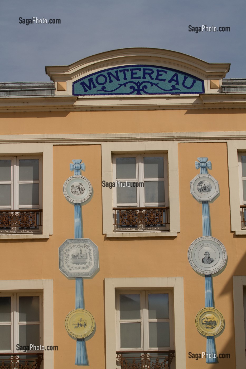 LE MUSEE DE LA FAIENCE EXPOSE UNE COLLECTION DE 400 PIECES COUVRANT DEUX SIECLES DE PRODUCTION DE LA FAIENCE DE MONTEREAU FAULT YONNE, SEINE-ET-MARNE (77), ILE-DE-FRANCE, FRANCE 