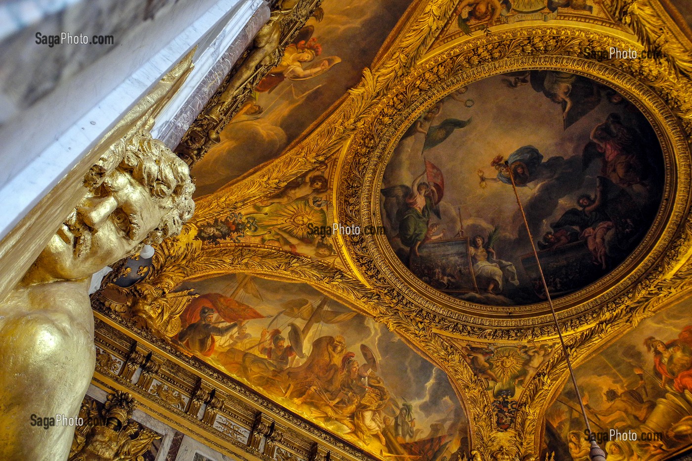 PLAFOND PEINT PAR LE BRUN ET SCULPTURE DE PRISONNIER, SALON DE LA GUERRE, CHATEAU DE VERSAILLES EDIFIE AU 17EME SIECLE POUR LOUIS XIV, LE ROI SOLEIL, YVELINES (78), ILE-DE-FRANCE, FRANCE 