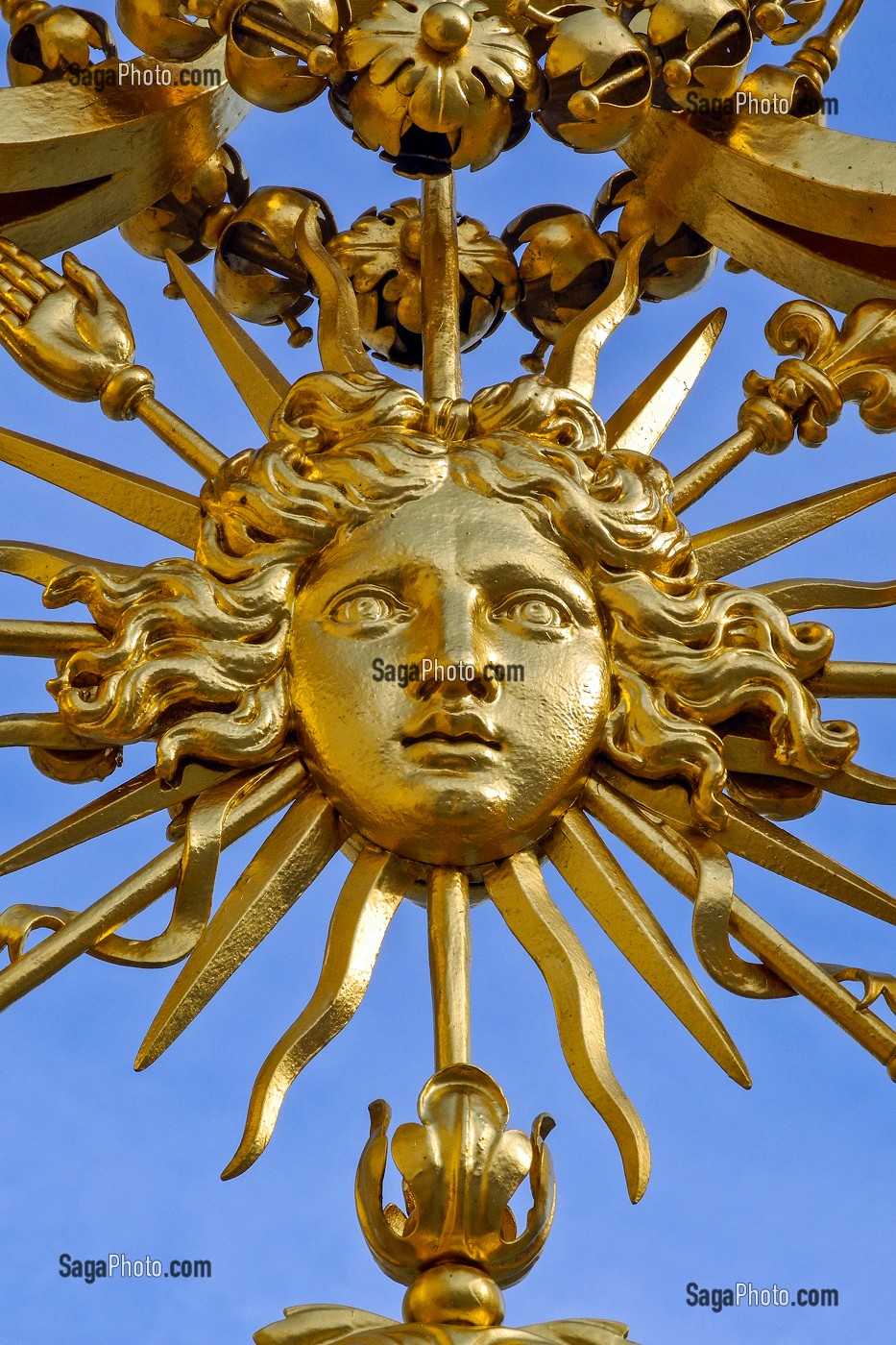DETAIL DE LA GRILLE ROYALE EN FEUILLE D'OR CREE PAR HARDOUIN-MANSART, CHATEAU DE VERSAILLES, EDIFIE AU 17EME SIECLE POUR LOUIS XIV, LE ROI SOLEIL, YVELINES (78), ILE-DE-FRANCE, FRANCE 