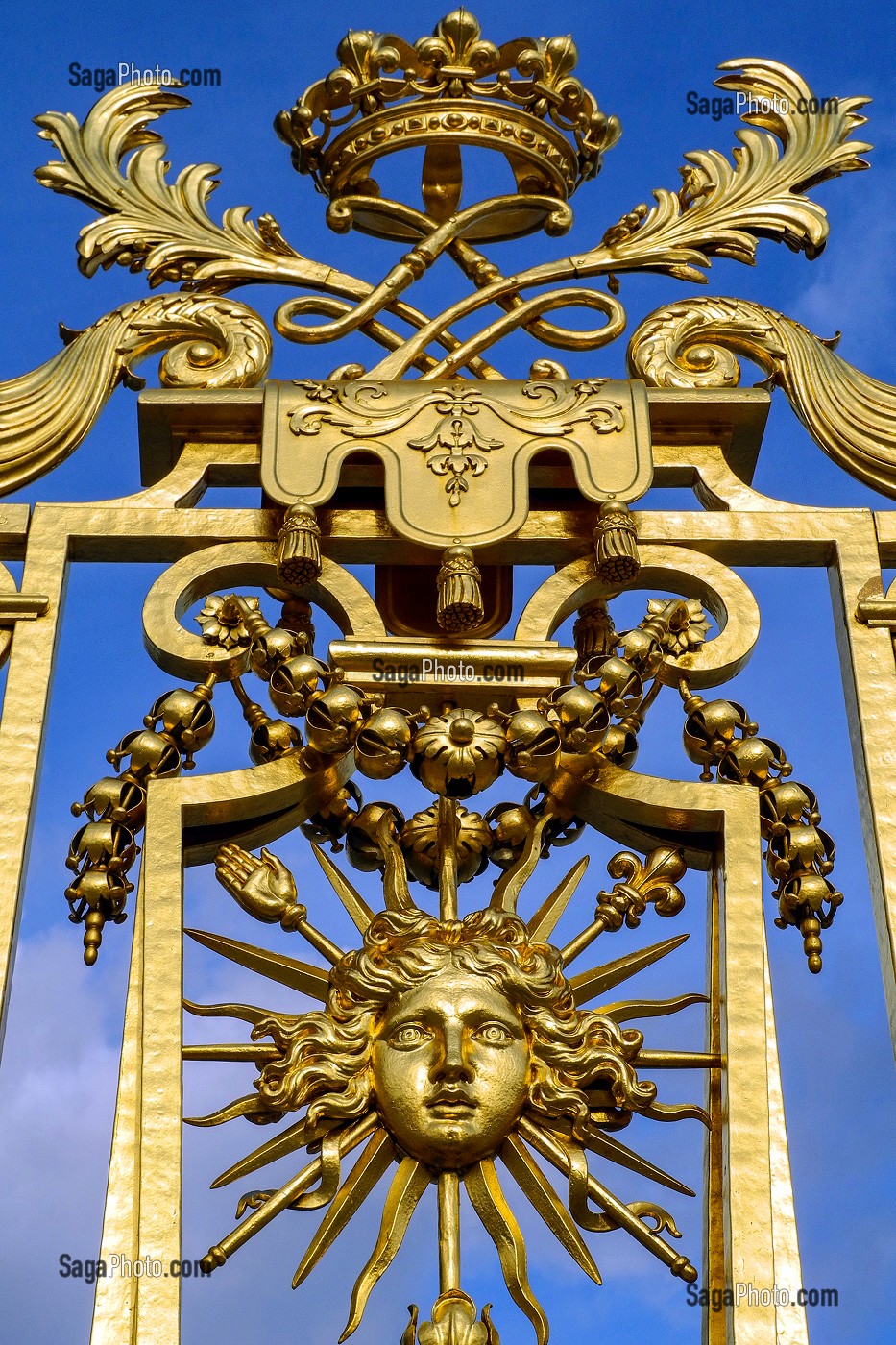 DETAIL DE LA GRILLE ROYALE EN FEUILLE D'OR CREE PAR HARDOUIN-MANSART, CHATEAU DE VERSAILLES, EDIFIE AU 17EME SIECLE POUR LOUIS XIV, LE ROI SOLEIL, YVELINES (78), ILE-DE-FRANCE, FRANCE 
