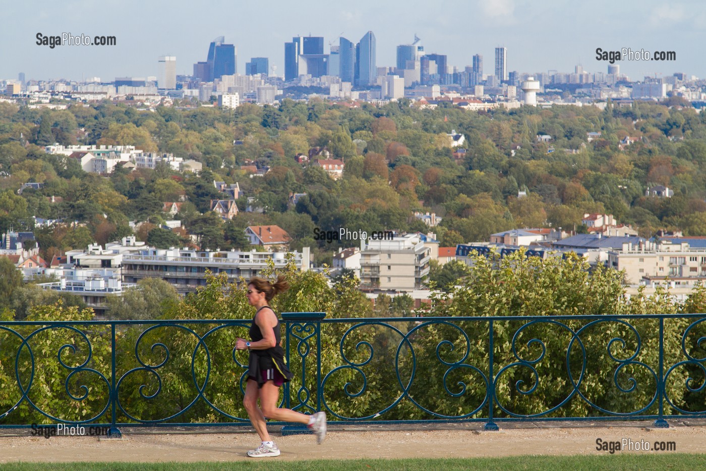 JOGGEUSE SUR LA GRANDE TERRASSE DE SAINT-GERMAIN-EN-LAYE CREEE PAR ANDRE LENOTRE A LA FIN DU 17 EME SIECLE SUR ORDRE DE LOUIS XIV, VESTIGE DU CHATEAU-NEUF, DOMAINE NATIONAL DE SAINT-GERMAIN-EN-LAYE, YVELINES (78), FRANCE 