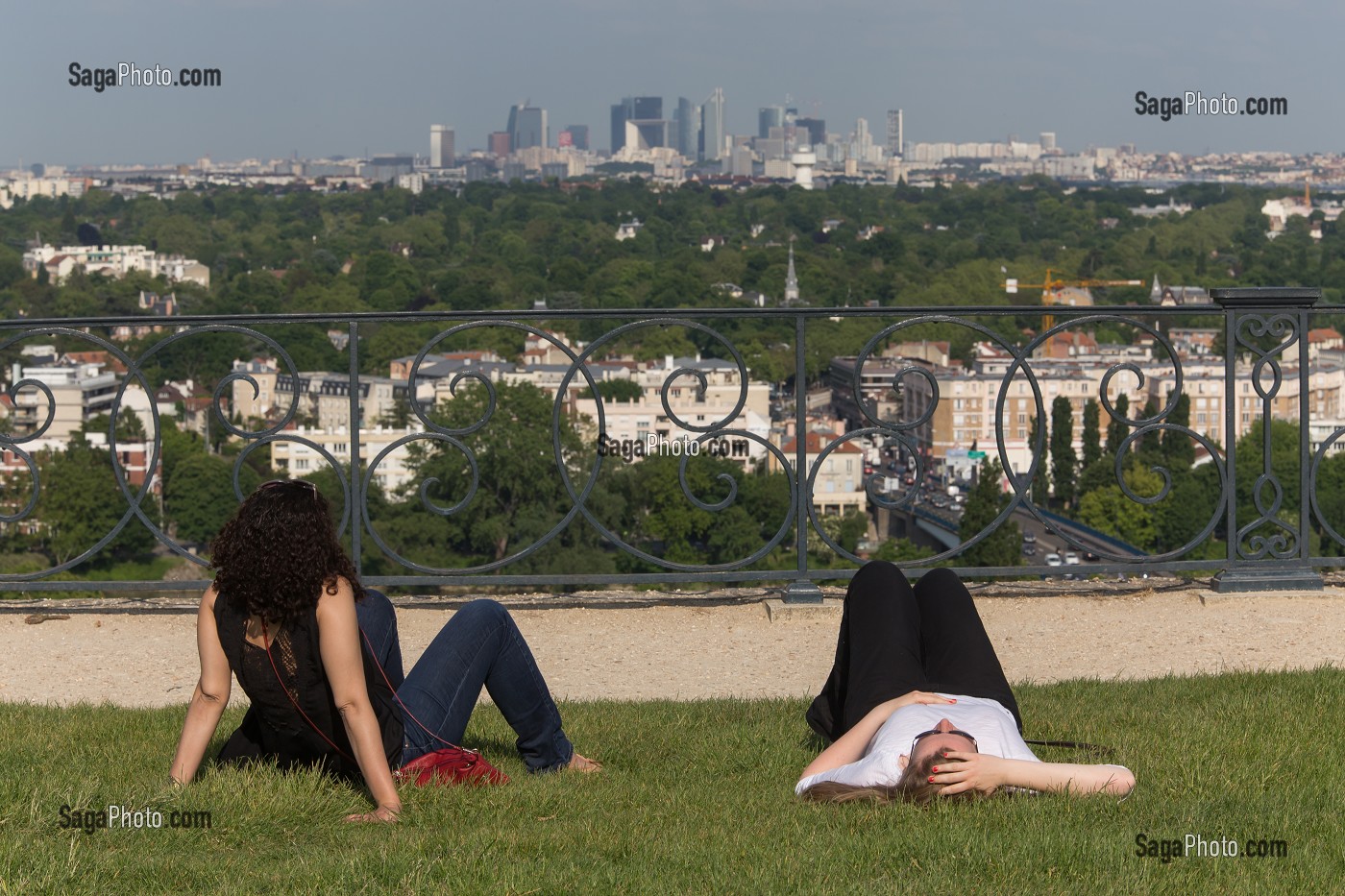 JEUNES FEMMES ALLONGEES SUR LA PELOUSE, GRANDE TERRASSE DE SAINT-GERMAIN-EN-LAYE CREEE PAR ANDRE LENOTRE A LA FIN DU 17 EME SIECLE SUR ORDRE DE LOUIS XIV, VESTIGE DU CHATEAU-NEUF, DOMAINE NATIONAL DE SAINT-GERMAIN-EN-LAYE, YVELINES (78), FRANCE 
