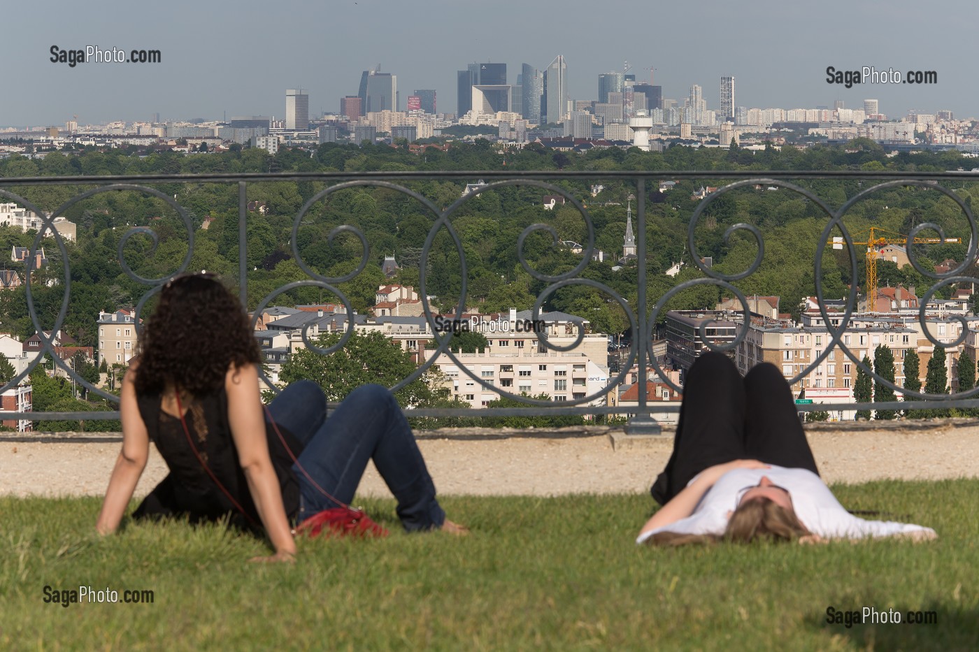 JEUNES FEMMES ALLONGEES SUR LA PELOUSE, GRANDE TERRASSE DE SAINT-GERMAIN-EN-LAYE CREEE PAR ANDRE LENOTRE A LA FIN DU 17 EME SIECLE SUR ORDRE DE LOUIS XIV, VESTIGE DU CHATEAU-NEUF, DOMAINE NATIONAL DE SAINT-GERMAIN-EN-LAYE, YVELINES (78), FRANCE 