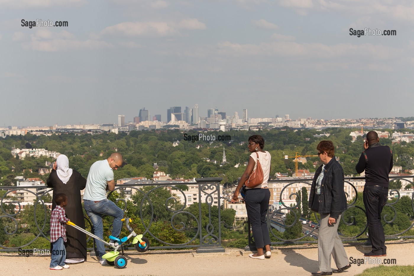 GRANDE TERRASSE LENOTRE, PARC DU CHATEAU DE SAINT GERMAIN EN LAYE, YVELINES ET QUARTIER DE LA DEFENSE 