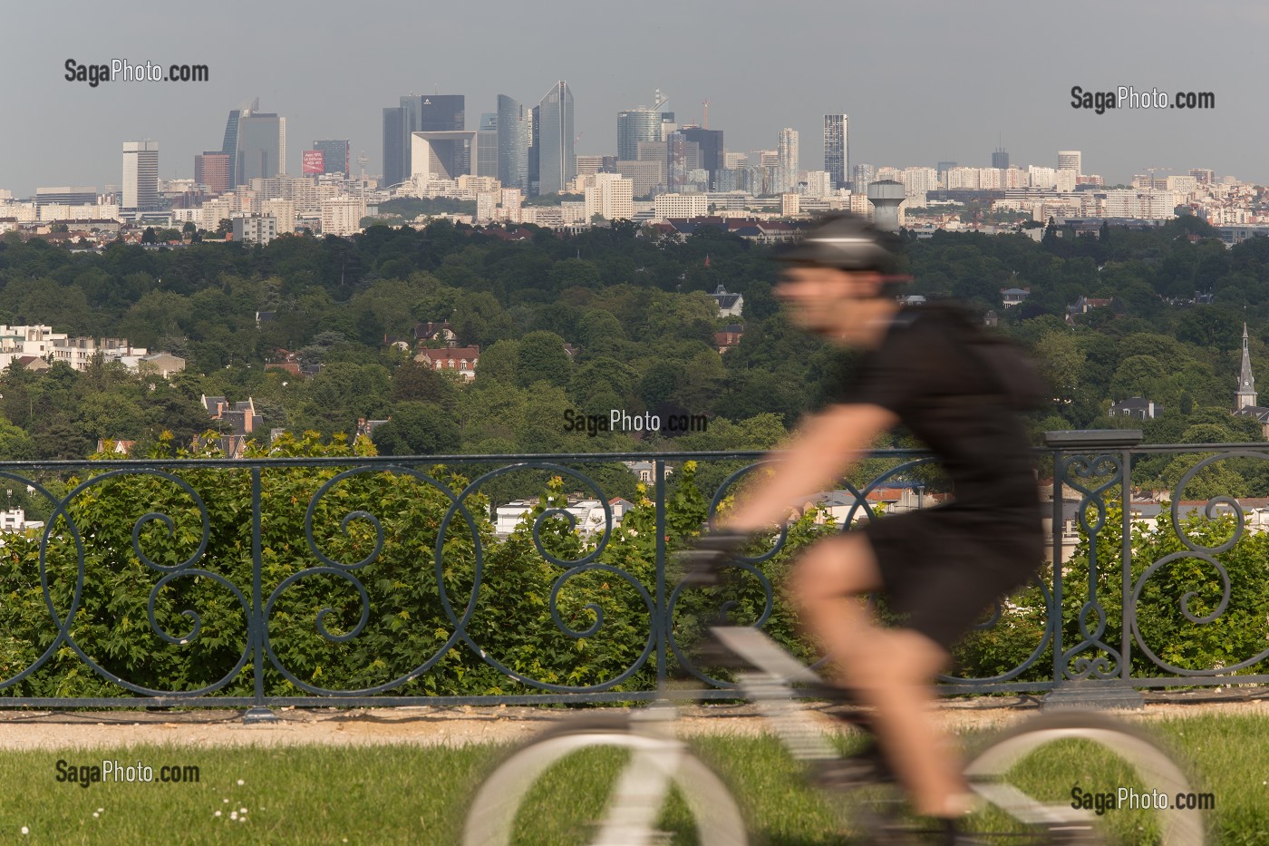 CYCLISTE, GRANDE TERRASSE LENOTRE, PARC DU CHATEAU DE SAINT GERMAIN EN LAYE, YVELINES ET QUARTIER DE LA DEFENSE 