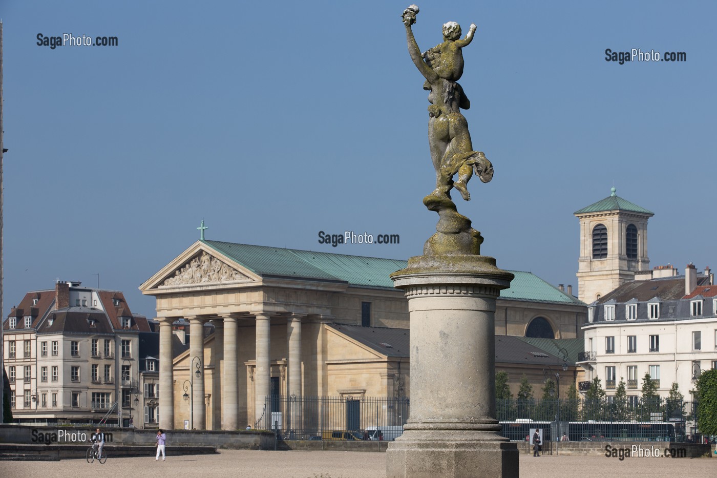 STATUE DE STYLE RENAISSANCE DANS LE PARC DU CHATEAU DE SAINT-GERMAIN-EN-LAYE, REALISE PAR ANDRE LE NOTRE AU 17 EME SIECLE, FACE A L' EGLISE SAINT-GERMAIN, SAINT-GERMAIN-EN-LAYE, YVELINES (78), FRANCE 