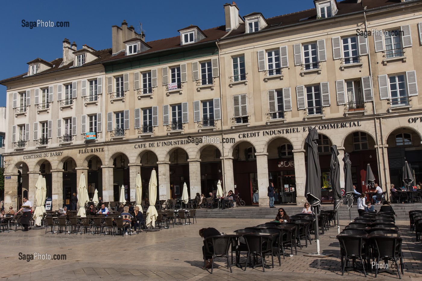 TERRASSES DE CAFES, PLACE DU MARCHE NEUF, SAINT-GERMAIN-EN-LAYE, YVELINES (78), FRANCE 