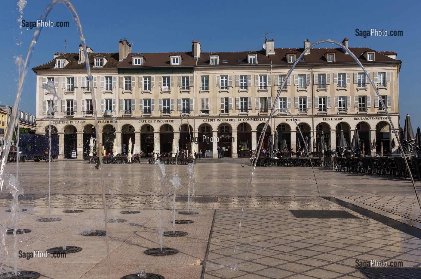 JETS D' EAU, PLACE DU MARCHE NEUF, SAINT-GERMAIN-EN-LAYE, YVELINES (78), FRANCE 