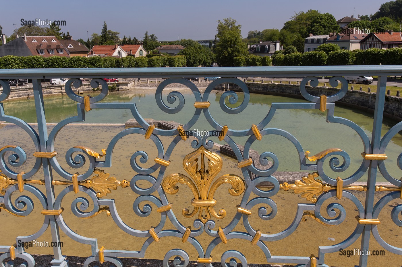 FLEUR DE LYS SUR LA BALUSTRADE DE L' ABREUVOIR DE MARLY, OEUVRE DE JULES HARDOUIN-MANSART, DOMAINE NATIONAL DE MARLY-LE-ROI, PARC ROYAL SERVANT DE LIEU DE VILLEGIATURE A LOUIS XIV, MARLY-LE-ROI, YVELINES (78), FRANCE 