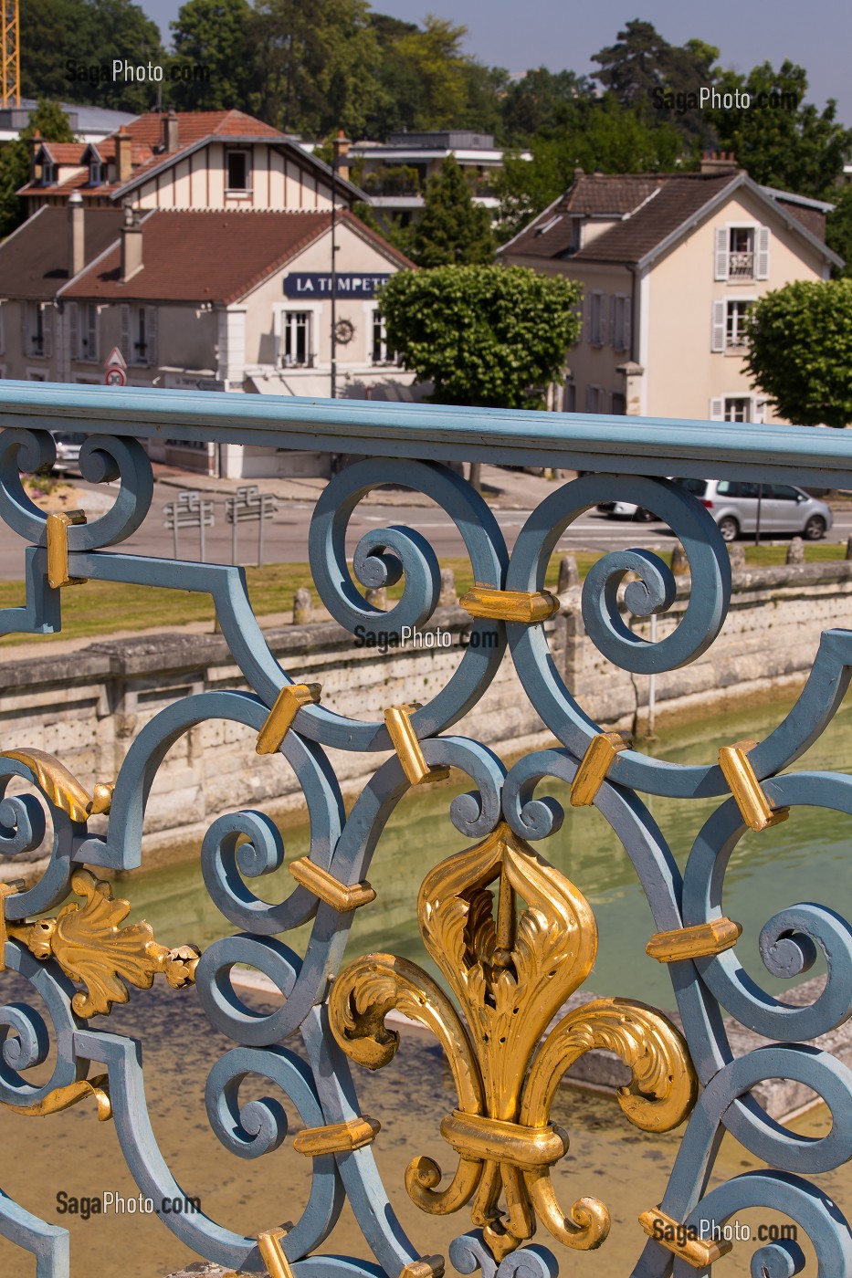 FLEUR DE LYS SUR LA BALUSTRADE DE L' ABREUVOIR DE MARLY, OEUVRE DE JULES HARDOUIN-MANSART, DOMAINE NATIONAL DE MARLY-LE-ROI, PARC ROYAL SERVANT DE LIEU DE VILLEGIATURE A LOUIS XIV, MARLY-LE-ROI, YVELINES (78), FRANCE 
