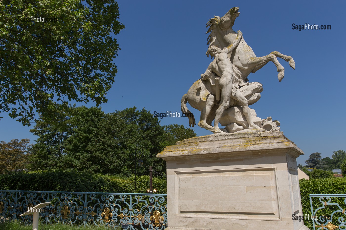 CHEVAL RETENU PAR UN PALEFRENIER, CHEVAUX DE MARLY, OEUVRE DE GUILLAUME COUSTOU (1677-1746), DOMAINE NATIONAL DE MARLY-LE-ROI, PARC ROYAL SERVANT DE LIEU DE VILLEGIATURE A LOUIS XIV, MARLY-LE-ROI, YVELINES (78), FRANCE 