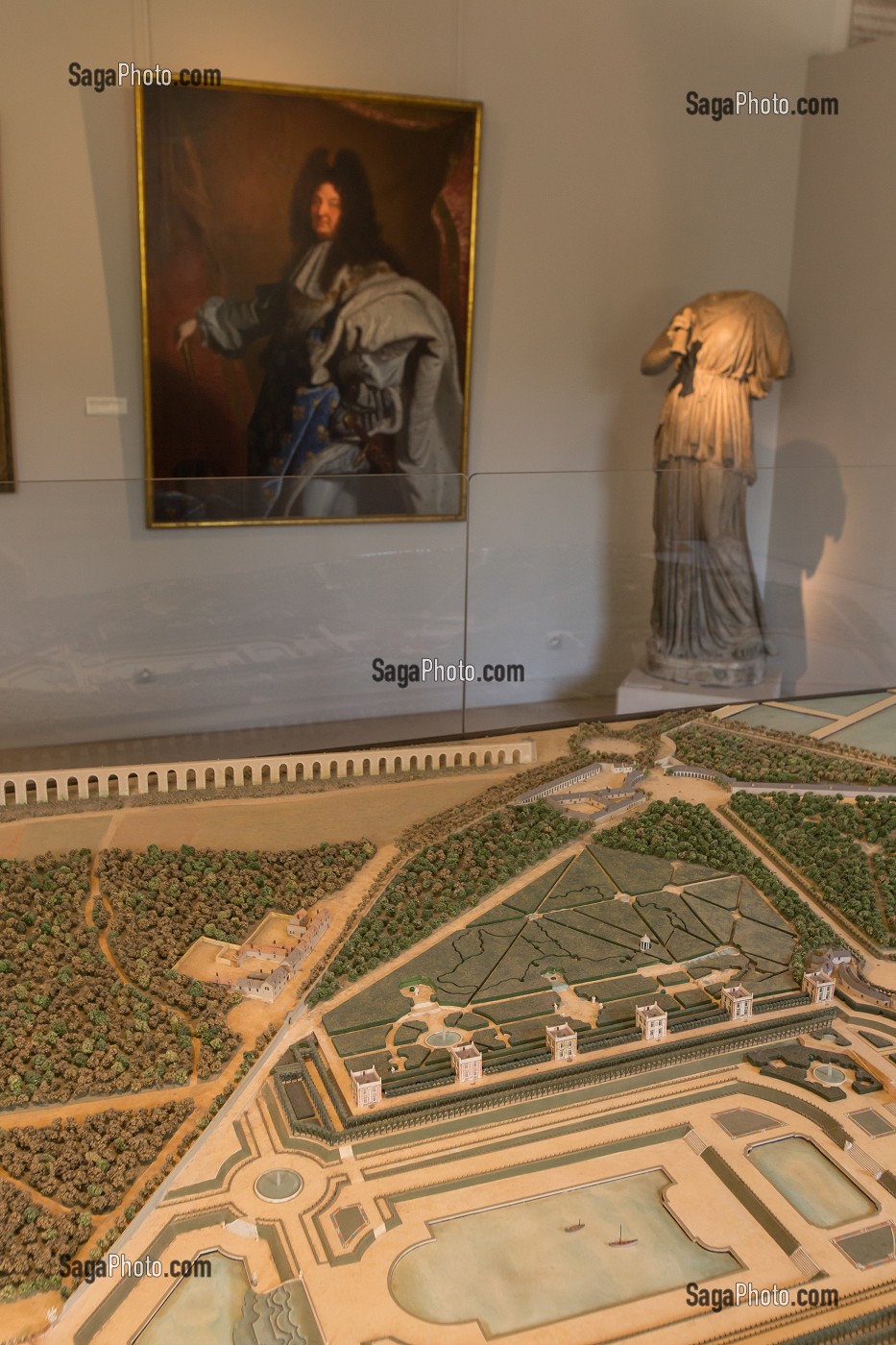 MAQUETTE DU PARC ROYAL DE MARLY SERVANT DE LIEU DE VILLEGIATURE AU ROI LOUIS XIV, PORTRAIT DE LOUIS XIV ET STATUE DE LA MUSE EUTERPE, MUSEE PROMENADE, DOMAINE NATIONAL DE MARLY-LE-ROI, YVELINES (78), FRANCE 