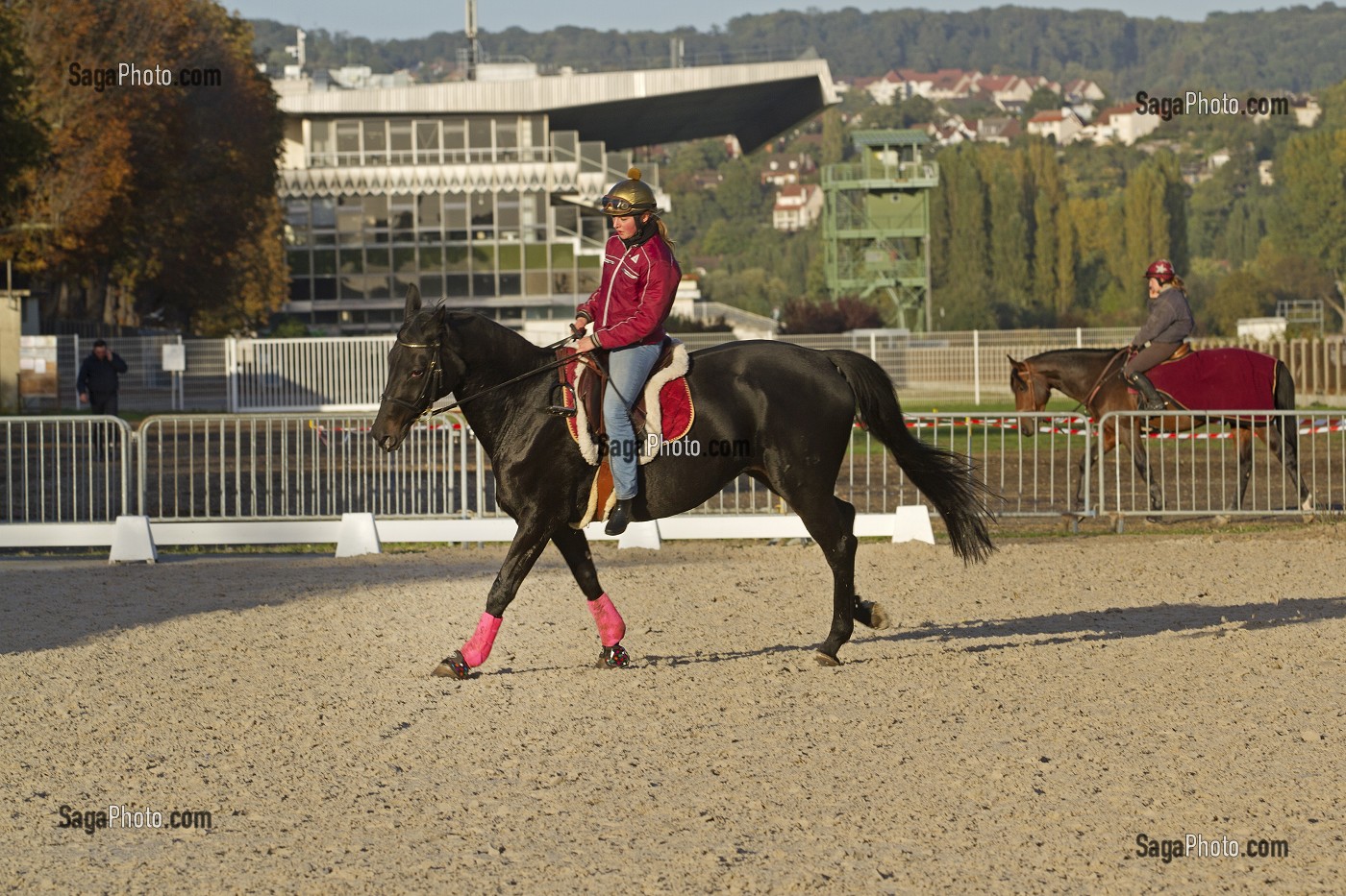 CAVALIERE A L' ENTRAINEMENT, HIPPODROME MAISONS-LAFFITTE, LE PLUS GRAND CHAMP DE COURSES D' ILE-DE-FRANCE, SITUE EN BORDURE DE SEINE, MAISONS-LAFFITTE, YVELINES (78), FRANCE 