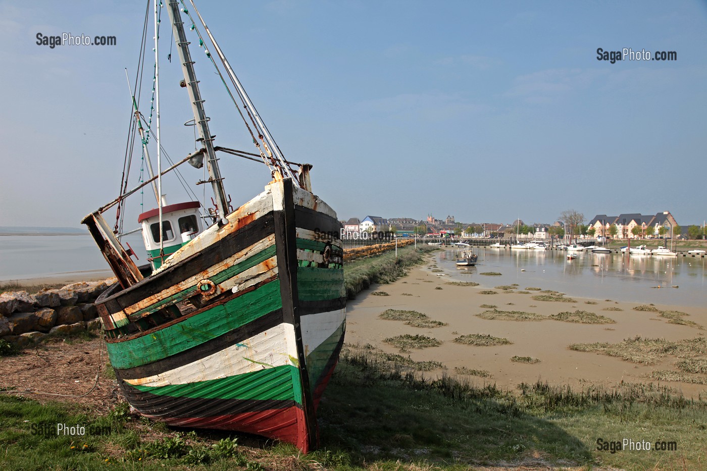 EPAVE DE BATEAU ECHOUE SUR LE RIVAGE, SIGNE DE LA BAISSE DE L'ACTIVITE DE PECHE, LE CROTOY, BAIE DE SOMME (80), FRANCE 