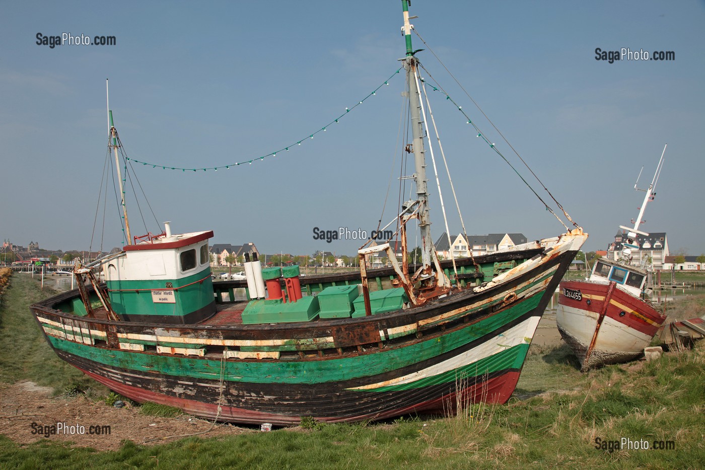 EPAVES DE BATEAUX ECHOUES SUR LE RIVAGE, SIGNE DE LA BAISSE DE L'ACTIVITE DE PECHE, LE CROTOY, BAIE DE SOMME (80), FRANCE 