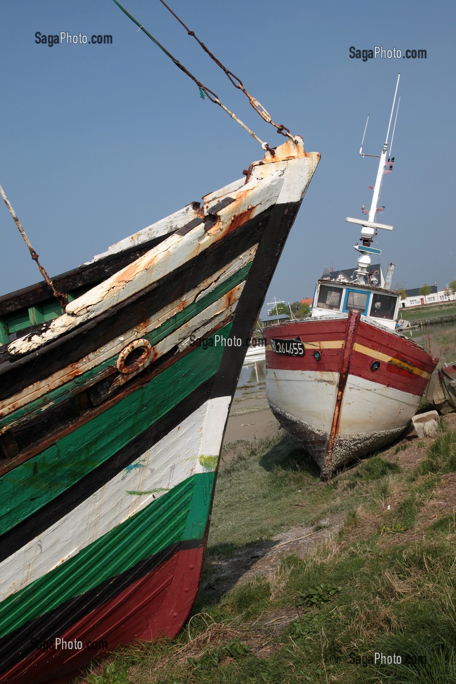 EPAVES DE BATEAUX ECHOUES SUR LE RIVAGE, SIGNE DE LA BAISSE DE L'ACTIVITE DE PECHE, LE CROTOY, BAIE DE SOMME (80), FRANCE 
