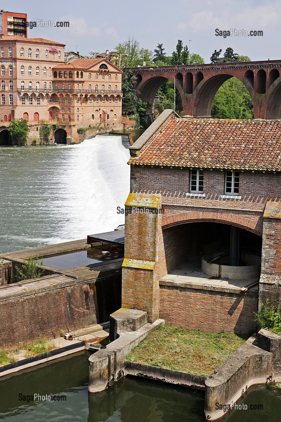 ECLUSE ET MOULIN DU CHAPITRE (PREMIER PLAN) ET MOULINS ALBIGEOIS AU FOND ET PONT DU 22 AOUT 1944, ALBI, TARN (81), FRANCE 