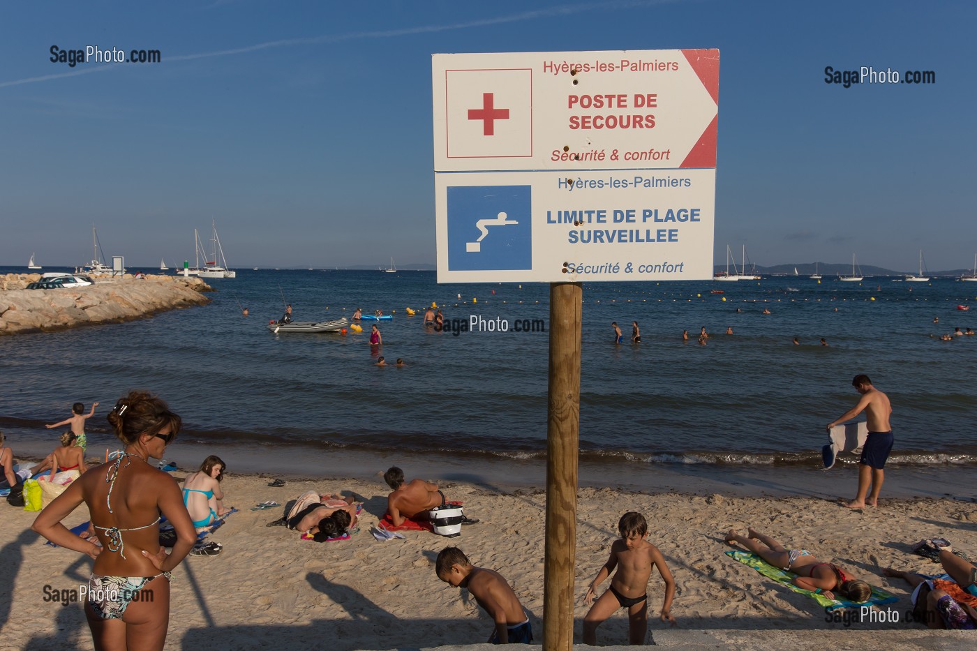 BAIGNADE SURVEILLEE SUR LA PLAGE DE HYERES LES PALMIERS, VAR (83), FRANCE 