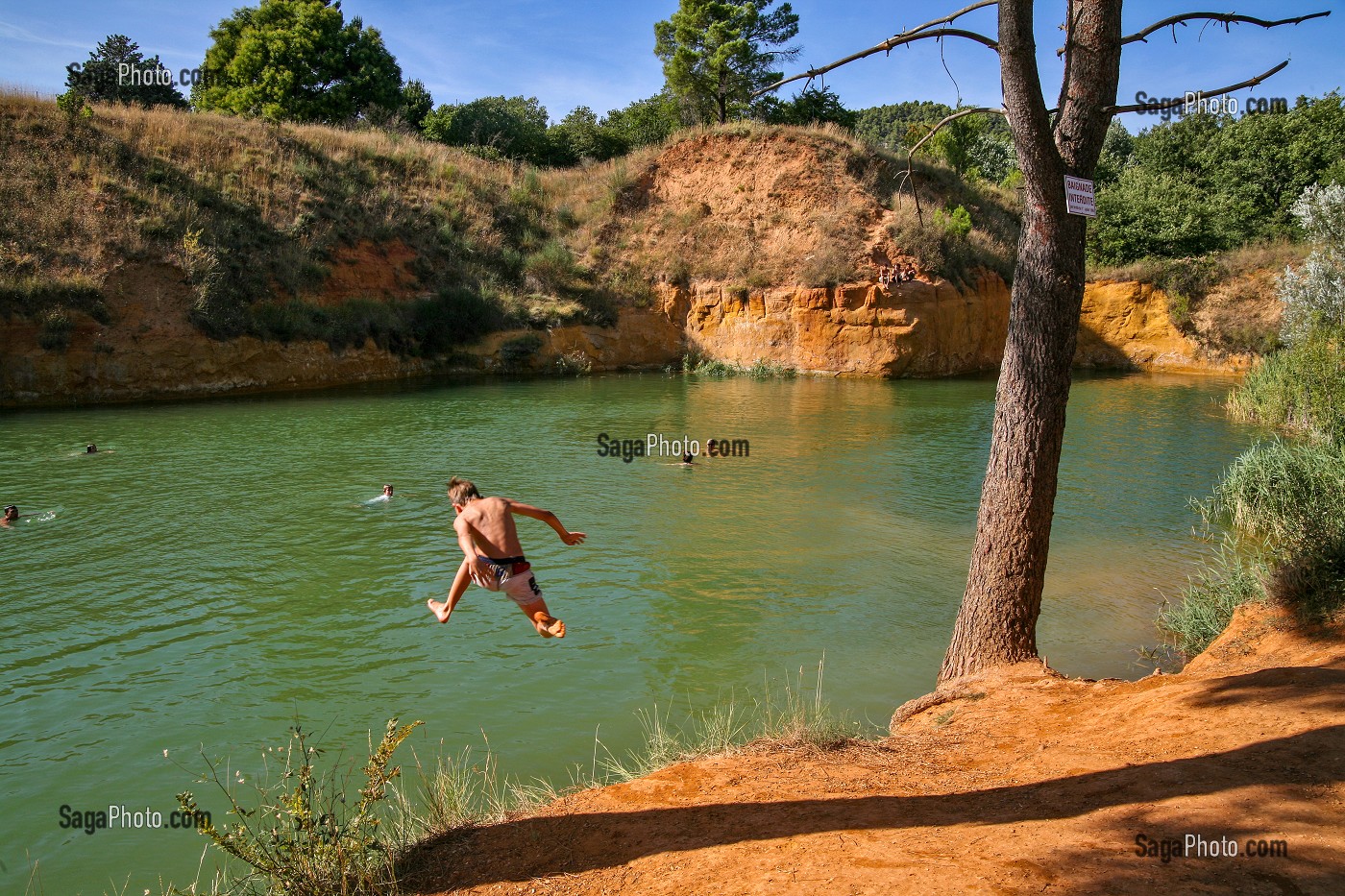 BAIGNADE DANS LES TROUS D'EAU LAISSE PAR LES ANCIENNES CARRIERE D'OCRE PRES DE APT, VAUCLUSE, FRANCE 