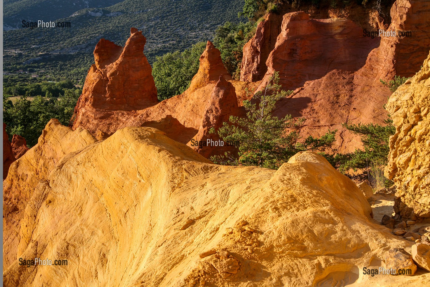 COLORADO PROVENCAL, OCRES AUX COULEURS MULTIPLES DE RUSTREL, VAUCLUSE (84), FRANCE 