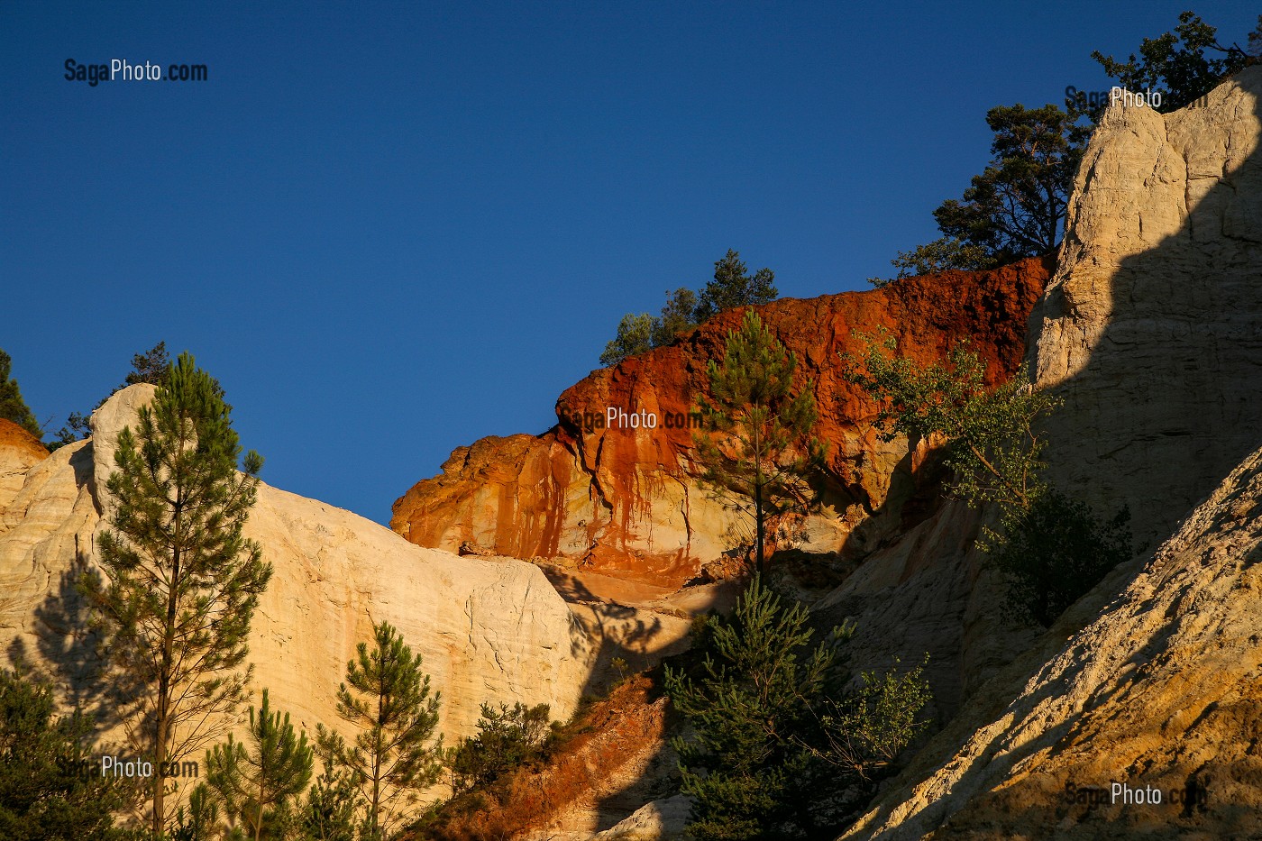 COLORADO PROVENCAL, OCRES AUX COULEURS MULTIPLES DE RUSTREL, VAUCLUSE (84), FRANCE 