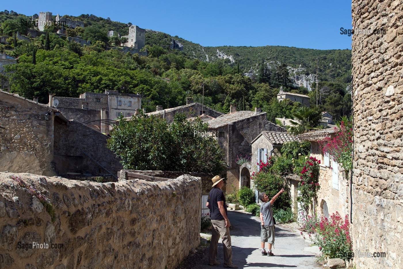 TOURISTES DANS UNE RUELLE DU VILLAGE ET CHATEAU D'OPPEDE-LE-VIEUX, PARC NATUREL REGIONAL DU LUBERON, VAUCLUSE (84), FRANCE 