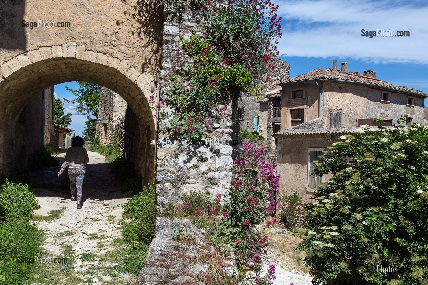 FEMME DANS UNE RUELLE DU VILLAGE ET CHATEAU D'OPPEDE-LE-VIEUX, PARC NATUREL REGIONAL DU LUBERON, VAUCLUSE (84), FRANCE 