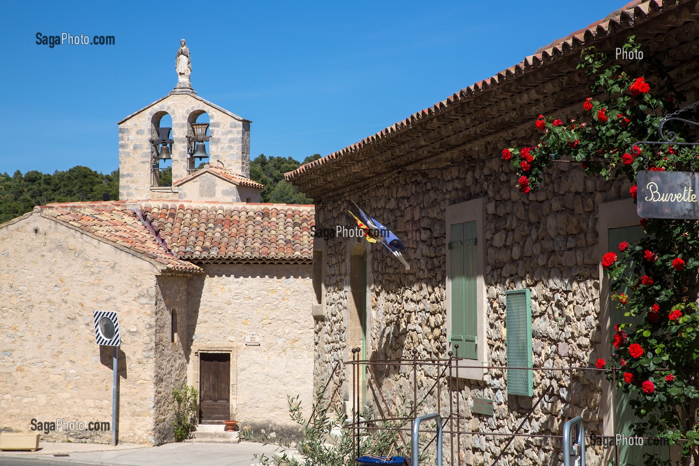 BUVETTE ET EGLISE DE VITROLLES EN LUBERON, PARC NATUREL REGIONAL DU LUBERON, VAUCLUSE (84), FRANCE 