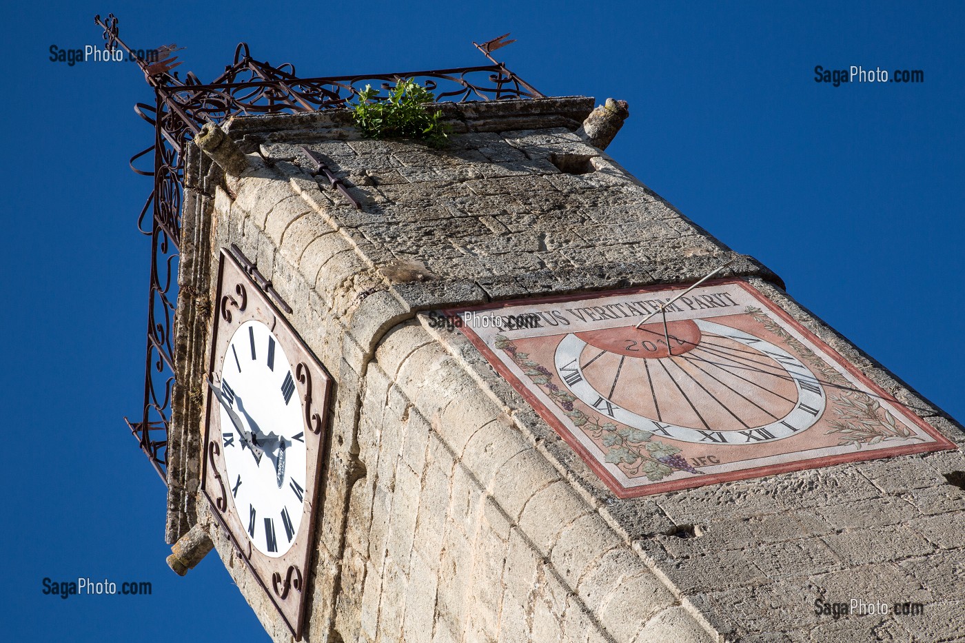 CADRAN SOLAIRE SUR LE CLOCHER DE L'EGLISE, GRAMBOIS, PARC NATUREL REGIONAL DU LUBERON, VAUCLUSE (84), FRANCE 