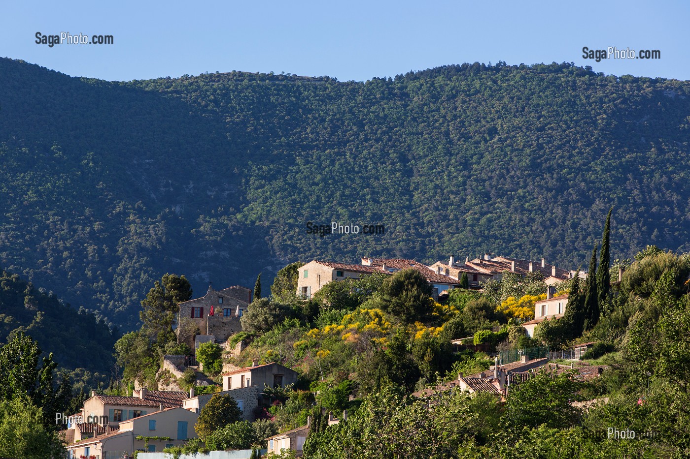 VILLAGE PERCHE DE CABRIERES D'AIGUES DEVANT LA MONTAGNE DU LUBERON, PARC NATUREL REGIONAL DU LUBERON, VAUCLUSE (84), FRANCE 