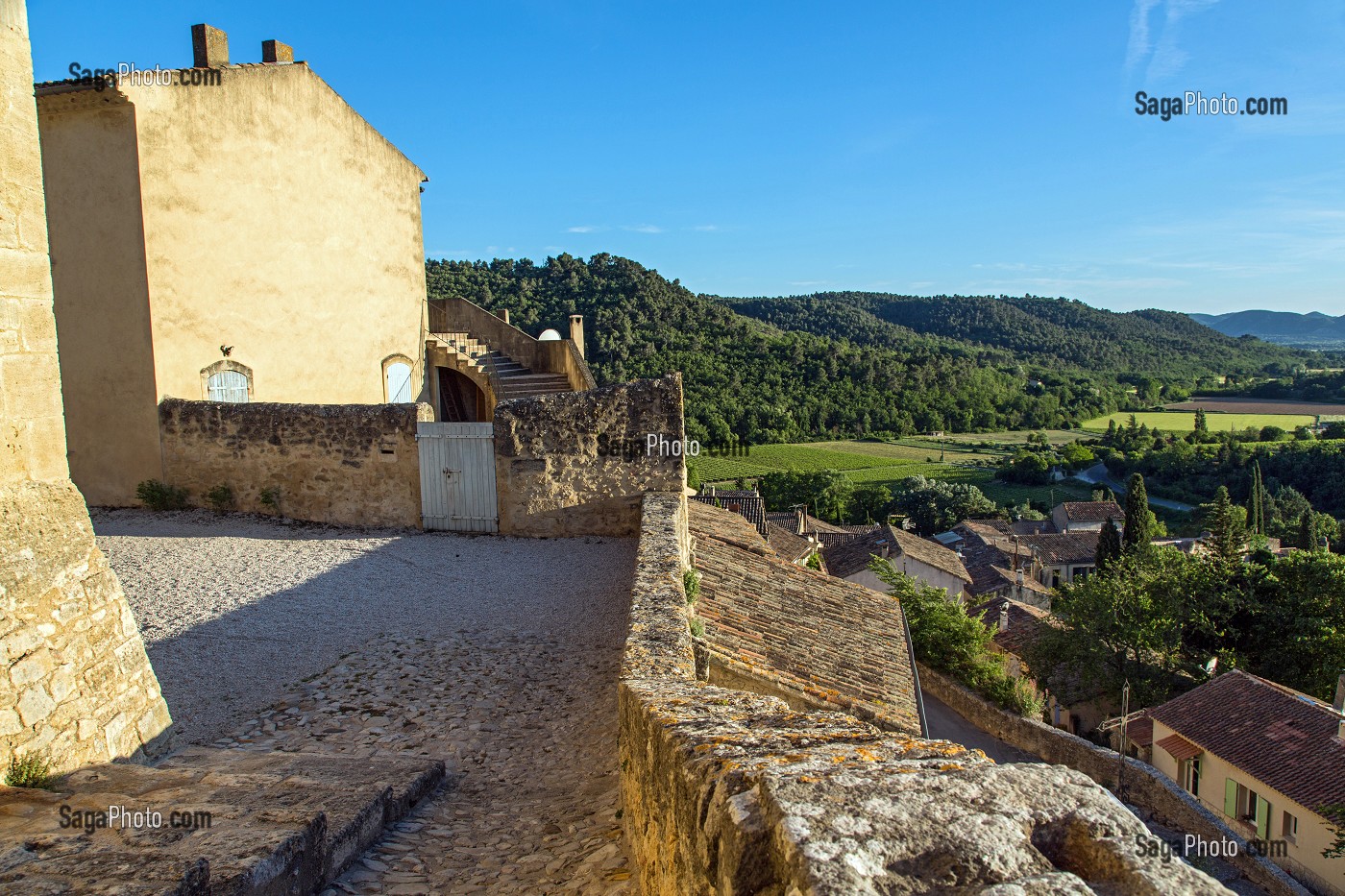 PARVIS DU CHATEAU D'ANSOUIS AU PIED DU GRAND LUBERON, PARC NATUREL REGIONAL DU LUBERON, VAUCLUSE (84), FRANCE 