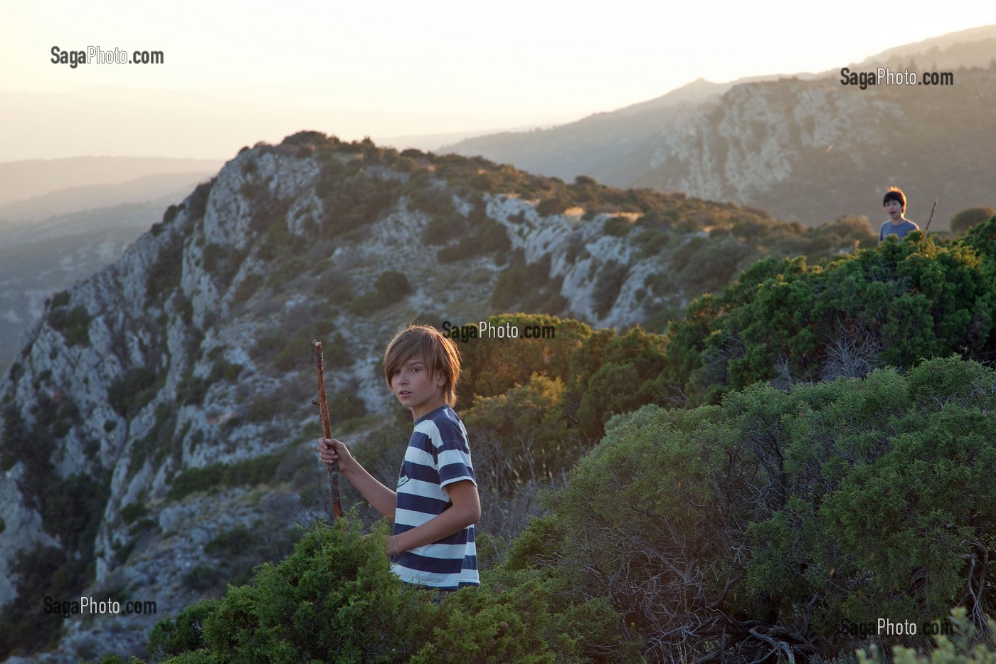 ENFANTS JOUANT SUR LES ROCHERS, PETIT LUBERON, VAUCLUSE, FRANCE 