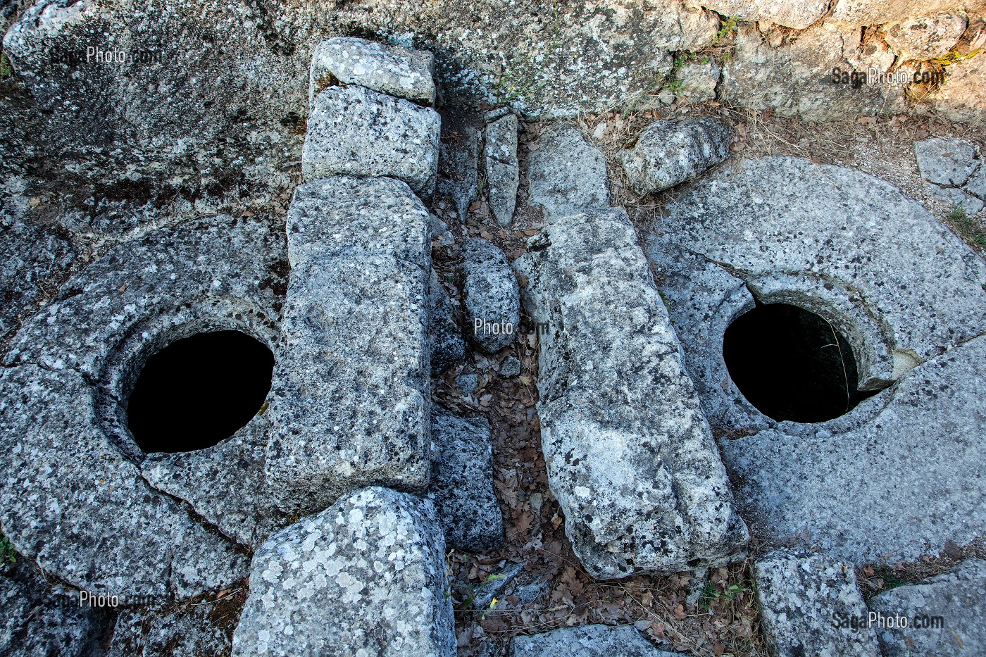 RESERVOIRS D'EAU POTABLE CREUSES DANS LA ROCHE, CITERNE DU FORT DE BUOUX, MONUMENT HISTORIQUE, VAUCLUSE (84), FRANCE 