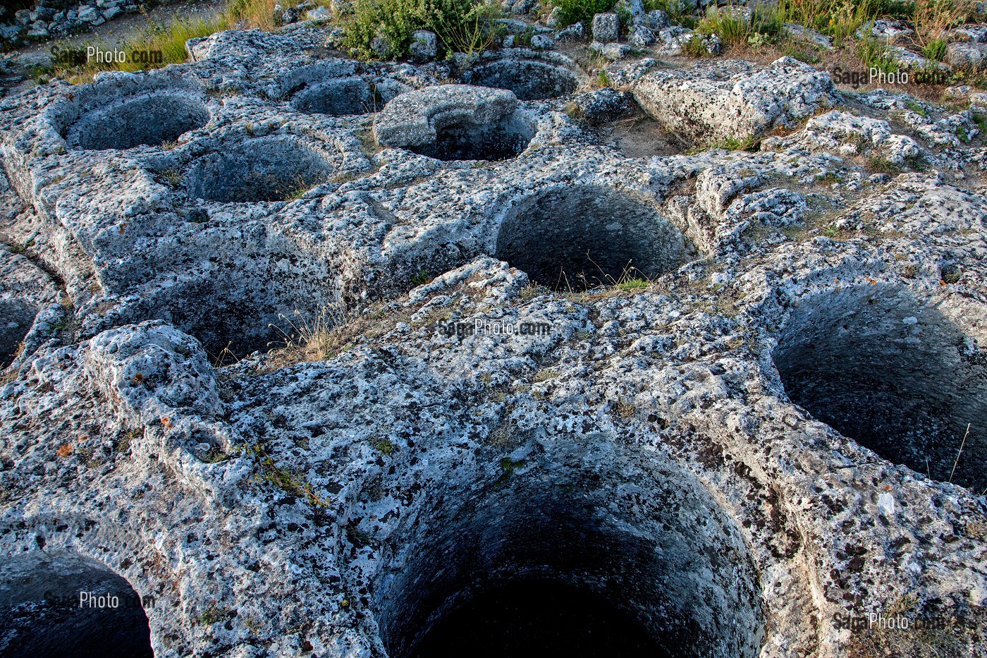 RESERVOIRS D'EAU POTABLE CREUSES DANS LA ROCHE, CITERNE DU FORT DE BUOUX, MONUMENT HISTORIQUE, VAUCLUSE (84), FRANCE 