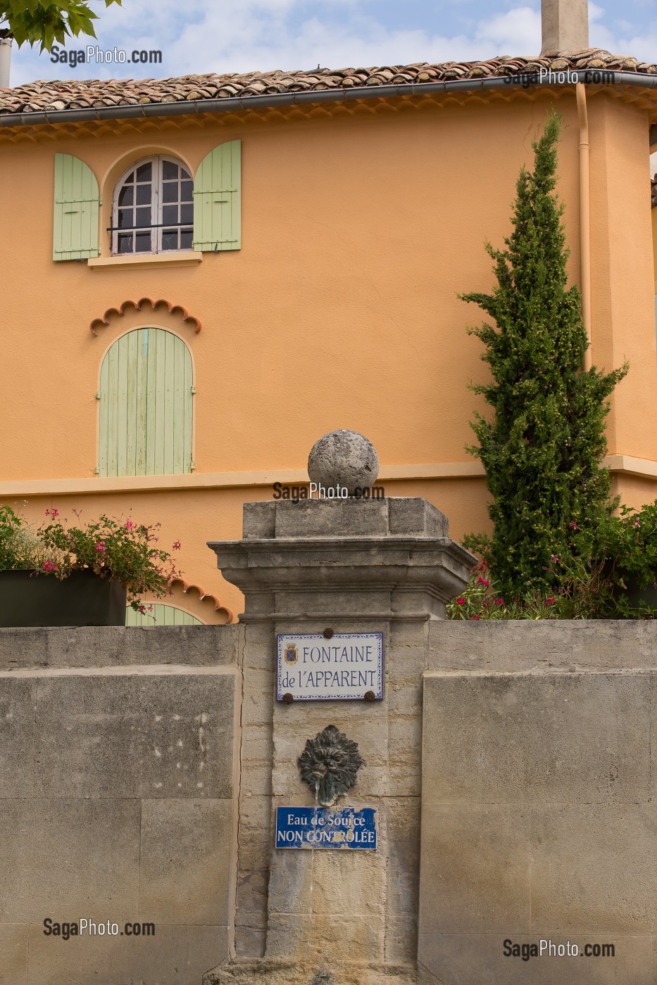 FONTAINE DE L'APPARENT, VILLAGE PERCHE DE RASTEAU, VAUCLUSE (84), FRANCE 