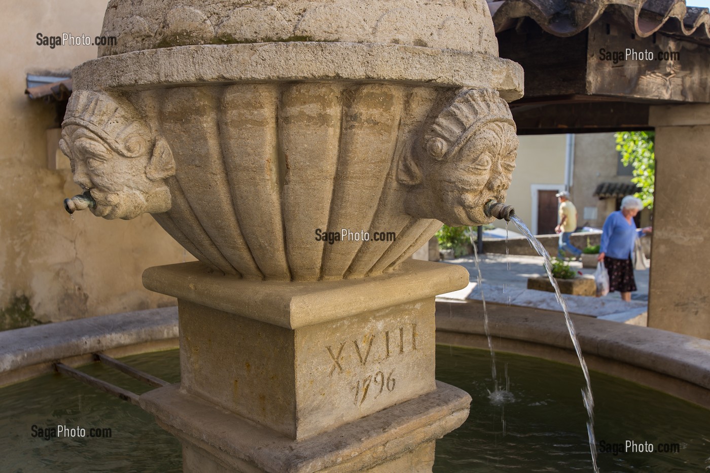 FONTAINE A MASCARONS EDIFIEE AU 18 EME SIECLE, VILLAGE DU SABLET, VAUCLUSE (84), FRANCE 