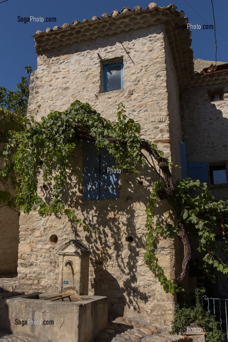 FONTAINE DANS UNE RUELLE DE LA VILLE HAUTE, VAISON LA ROMAINE, VAUCLUSE (84), FRANCE 