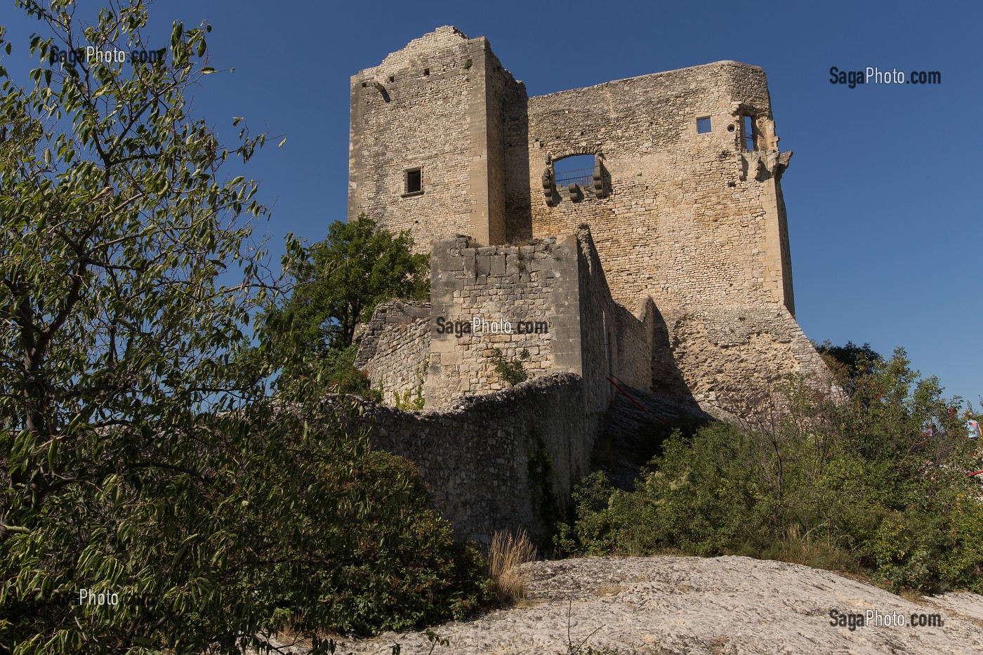 CHATEAU DES COMTES DE TOULOUSE BATI EN 1195 AU SOMMET D'UN ROCHER, VAISON LA ROMAINE, VAUCLUSE (84), FRANCE 