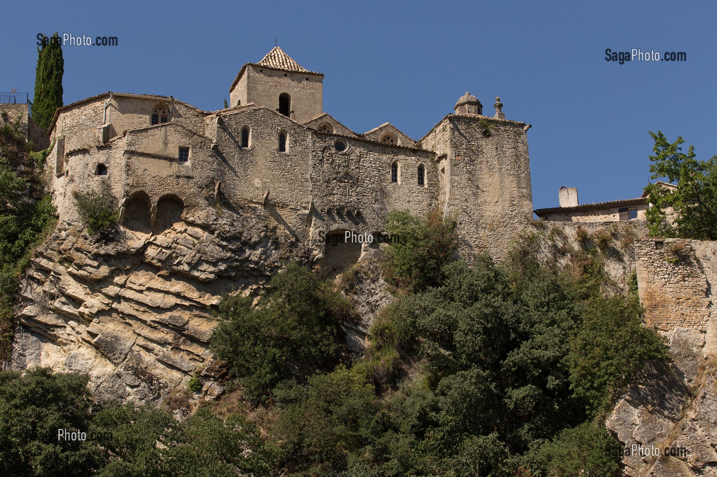CATHEDRALE SAINTE MARIE DE L'ASSOMPTION OU DE LA HAUTE VILLE, ELEVEE A PARTIR DU 15 EME SIECLE A L'EMPLACEMENT D'UNE ANCIENNE EGLISE, A L'APLOMB DE LA FALAISE, VAISON LA ROMAINE, VAUCLUSE (84), FRANCE 