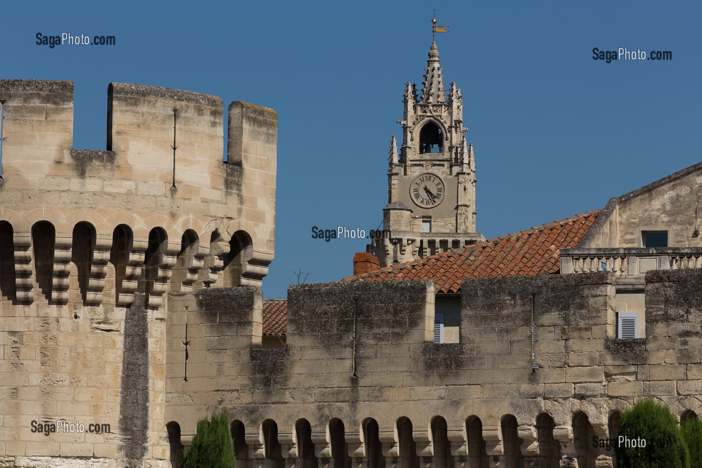 REMPARTS DU 14 EME SIECLE ET TOUR D'ALBANE OU TOUR DE JACQUEMARD, BEFFROI DE L'HOTEL DE VILLE, VILLE D'AVIGNON APPELEE CITE DES PAPES ET CLASSEE AU PATRIMOINE MONDIAL DE L'UNESCO, VAUCLUSE (84), FRANCE 