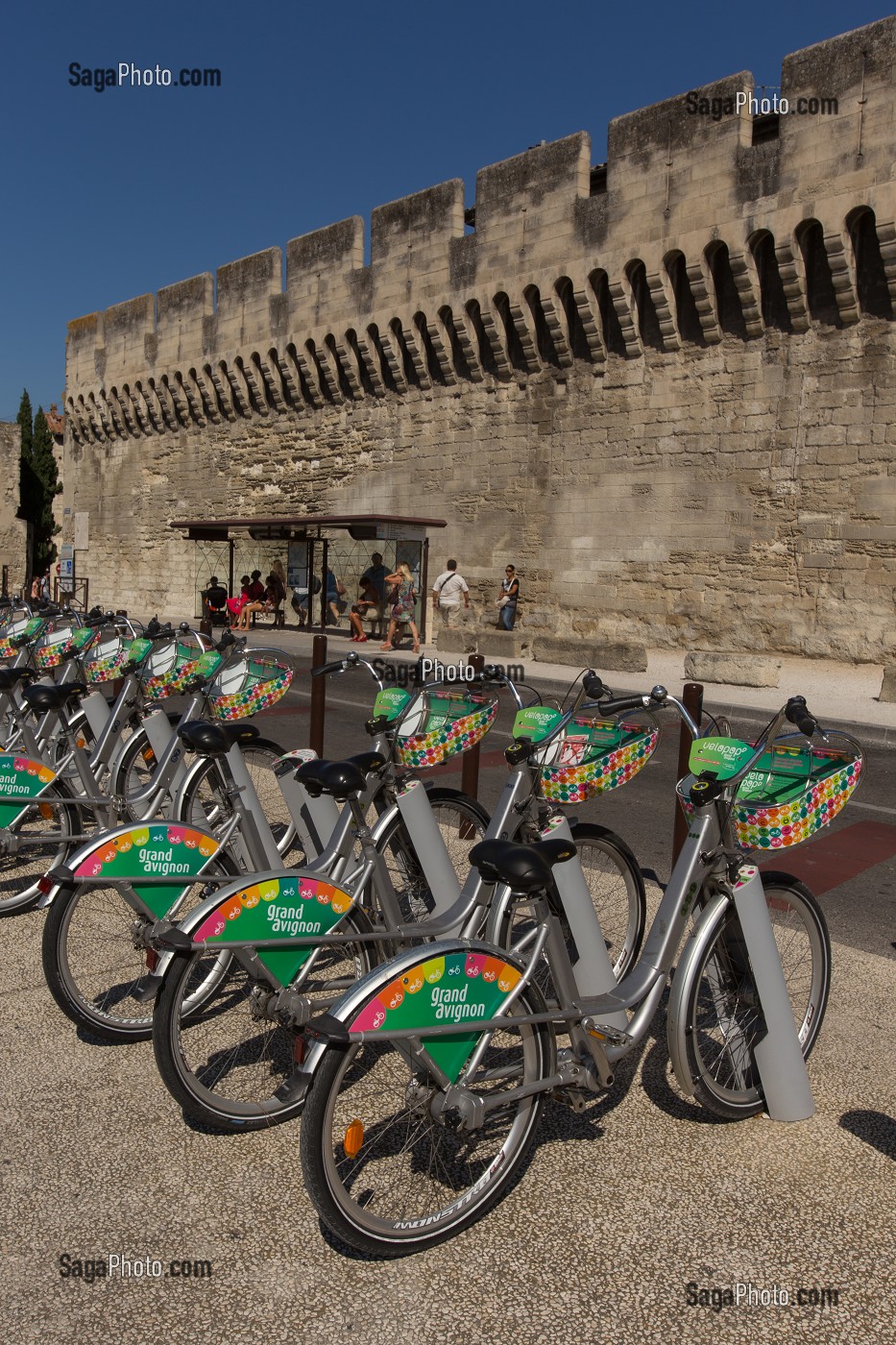 VELOPOP, VELOS EN LIBRE SERVICE, AU PIED DES REMPARTS DE L'OULLE EDIFIES AU 14 EME SIECLE, VILLE D'AVIGNON APPELEE CITE DES PAPES ET CLASSEE AU PATRIMOINE MONDIAL DE L'UNESCO, VAUCLUSE (84), FRANCE 