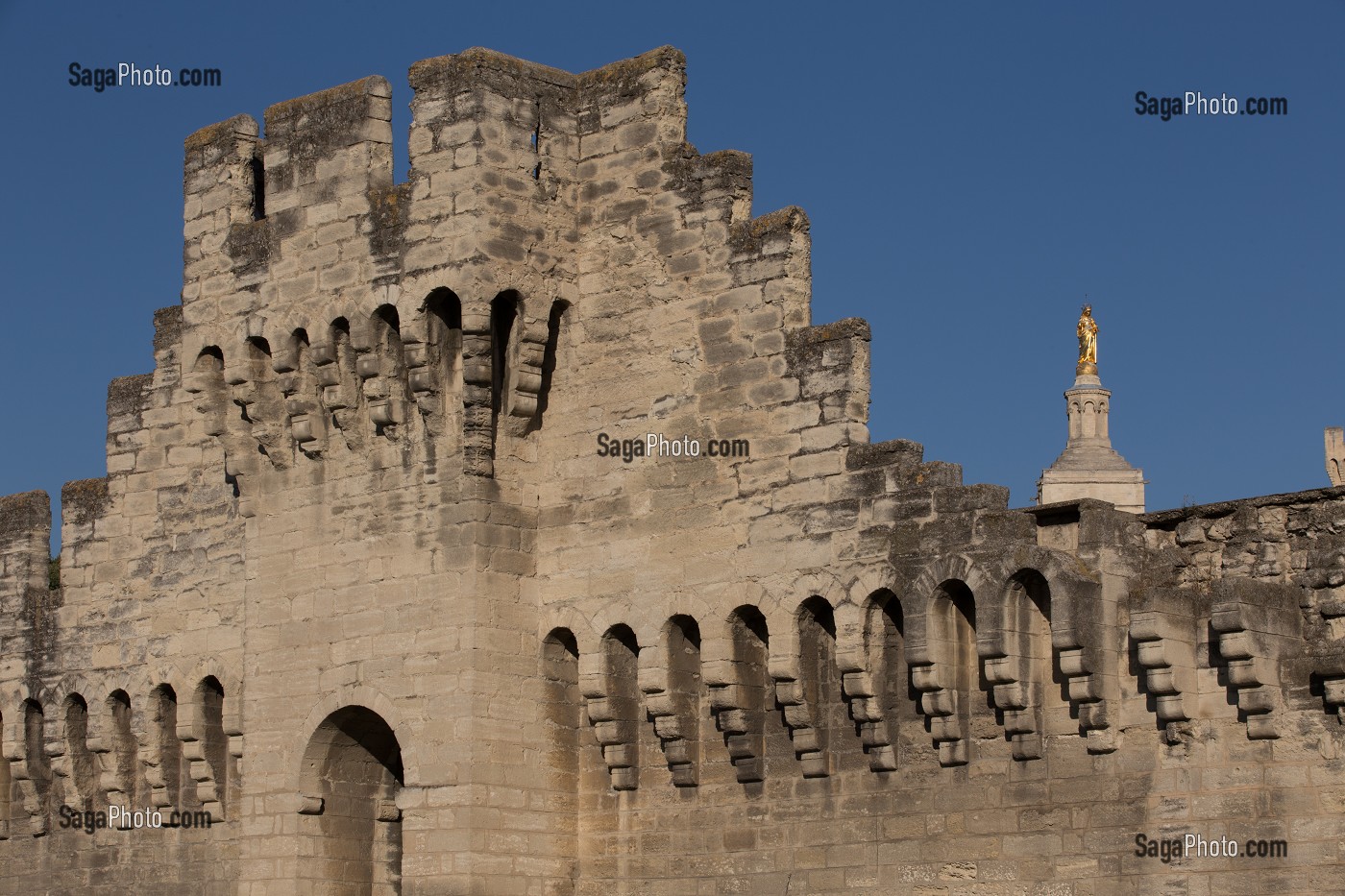 REMPARTS DU 14 EME SIECLE ET STATUE DOREE DE LA CATHEDRALE NOTRE DAME DES DOMS D'AVIGNON, VILLE D'AVIGNON APPELEE CITE DES PAPES ET CLASSEE AU PATRIMOINE MONDIAL DE L'UNESCO, VAUCLUSE (84), FRANCE 