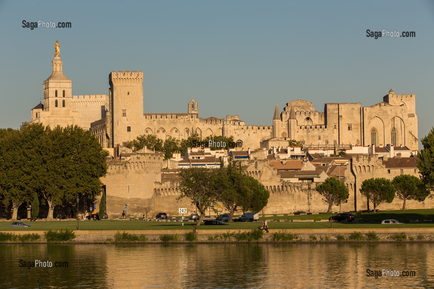 CLOCHER DE LA CATHEDRALE NOTRE DAME DES DOMS, PALAIS DES PAPES ET REMPARTS AU BORD DU PETIT RHONE, VILLE D'AVIGNON APPELEE CITE DES PAPES ET CLASSEE AU PATRIMOINE MONDIAL DE L'UNESCO, VAUCLUSE (84), FRANCE 