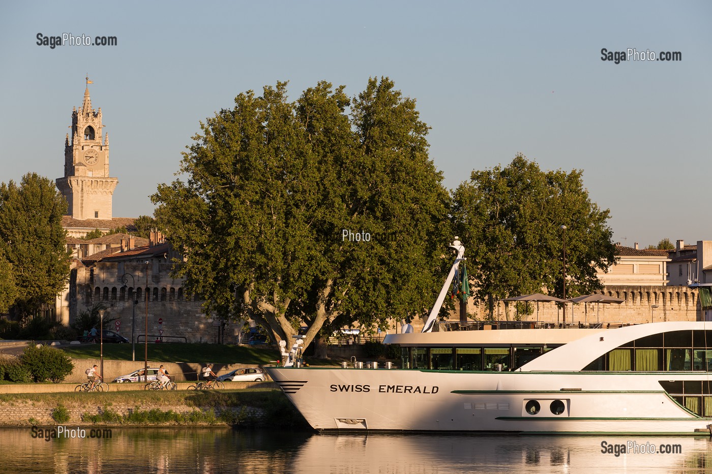 BATEAU DE CROISIERE SUR LE RHONE, AVEC LE BEFFROI DE L'HOTEL DE VILLE APPELE TOUR D'ALBANE OU DE JACQUEMARD, VILLE D'AVIGNON APPELEE CITE DES PAPES ET CLASSEE AU PATRIMOINE MONDIAL DE L'UNESCO, VAUCLUSE (84), FRANCE 