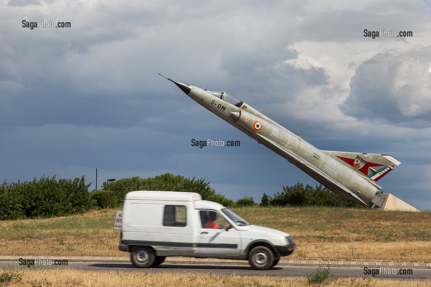 ROND POINT AVEC MIRAGE 3 POUR PROMOUVOIR LA BASE AERIENNE 115 ET L'ARMEE DE L'AIR, ORANGE VAUCLUSE (84) 
