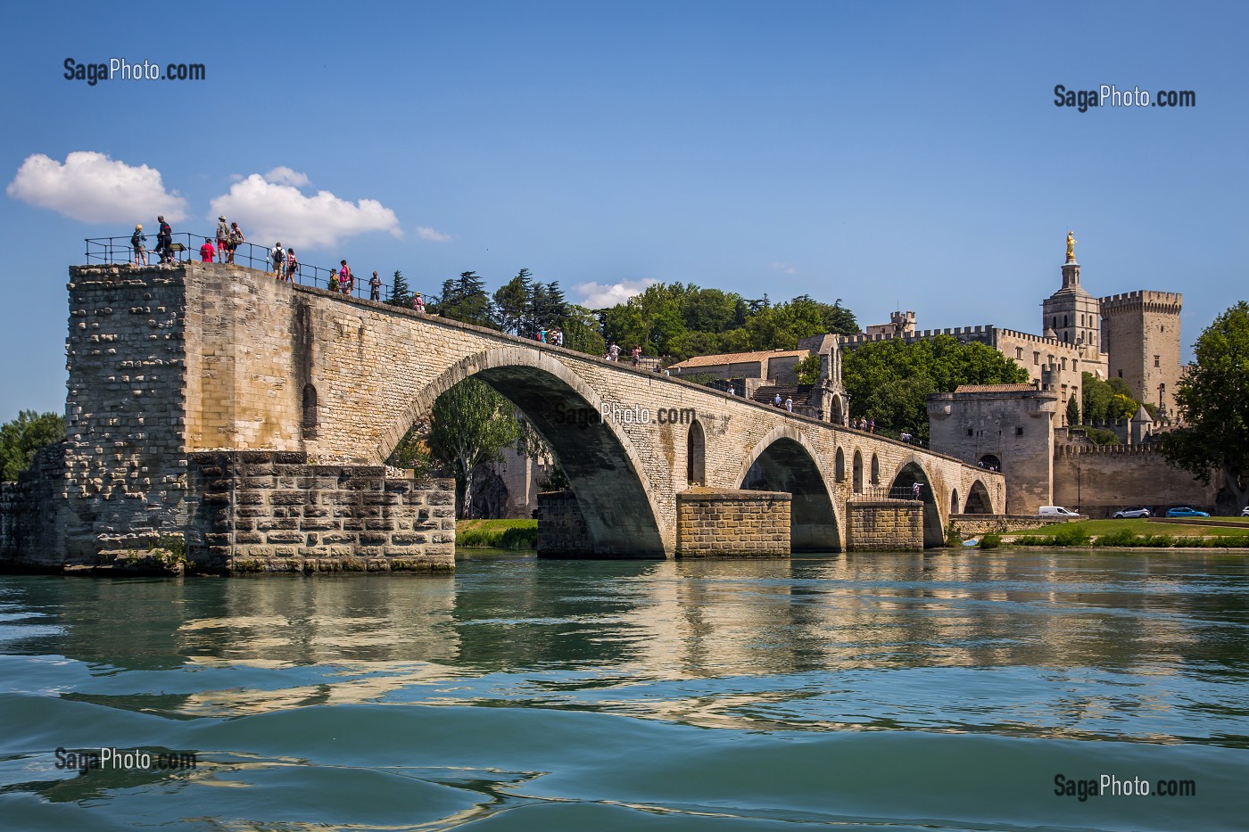 PONT SAINT BENEZET, APPELE PONT D'AVIGNON, SITUE SUR LE PETIT RHONE, LE PALAIS DES PAPES ET LE CLOCHER DE LA CATHEDRALE NOTRE DAME DES DOMS, VILLE D'AVIGNON APPELEE CITE DES PAPES ET CLASSEE AU PATRIMOINE MONDIAL DE L'UNESCO, VAUCLUSE (84), FRANCE 