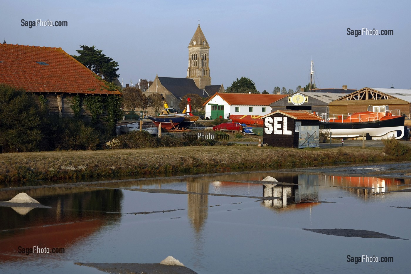 MARAIS SALANT DEVANT LE VILLAGE DE NOIRMOUTIER, VENTE DE SEL, ILE DE NOIRMOUTIER, VENDEE (85), FRANCE 