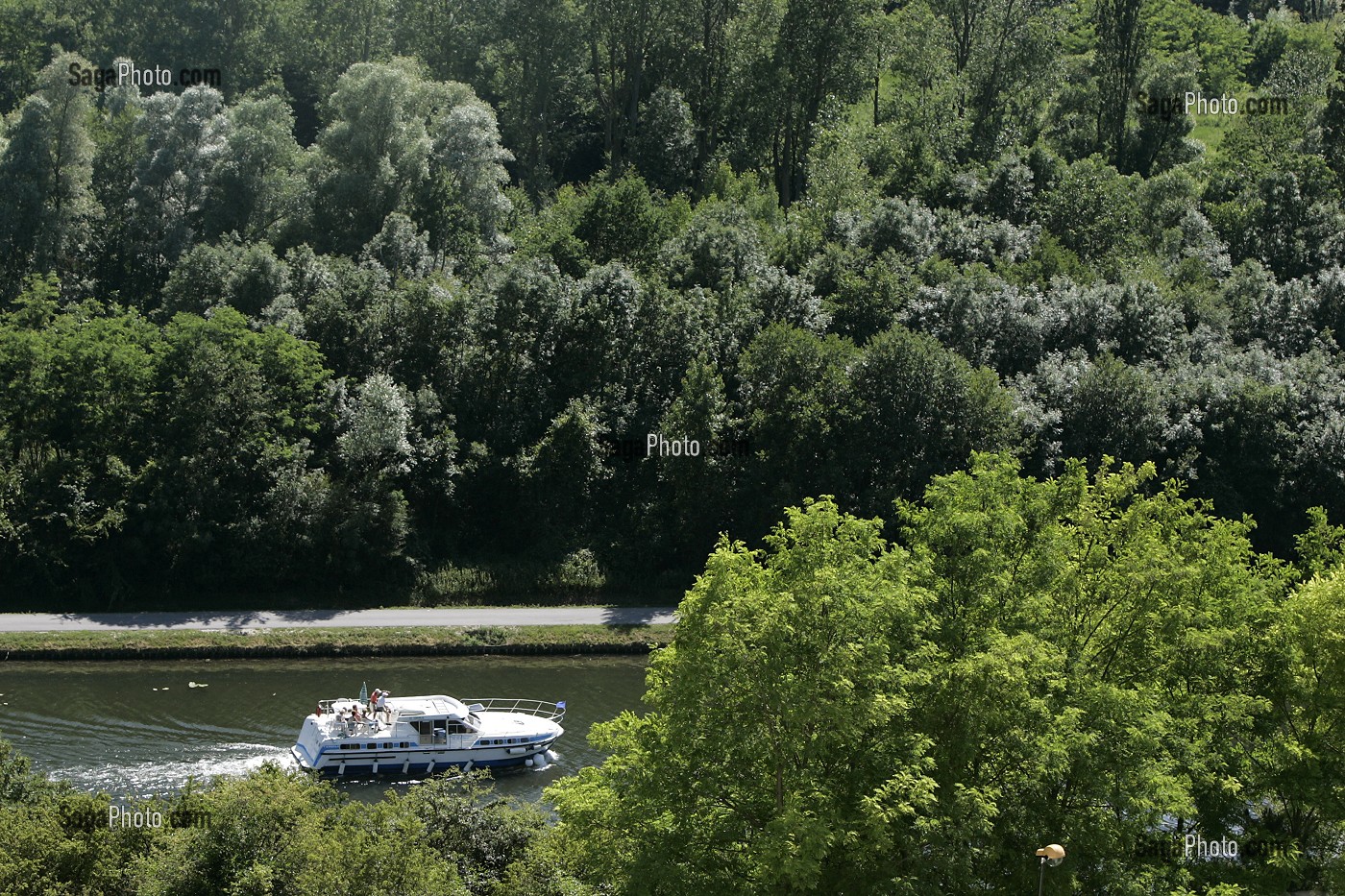 NAVIRE DE PLAISANCE SUR LE CANAL DU NIVERNAIS, VINCELOTTES, YONNE (89), BOURGOGNE, FRANCE 